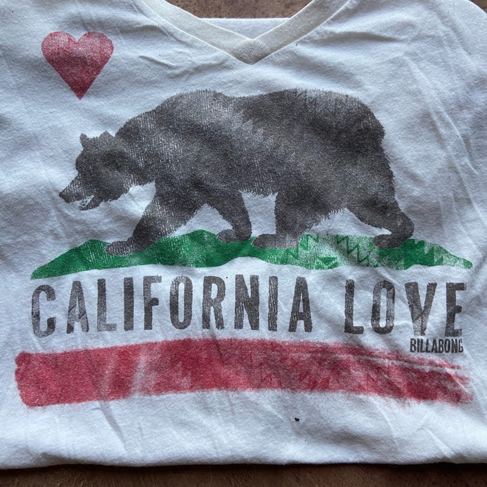 California Love short sleeve v-neck tee